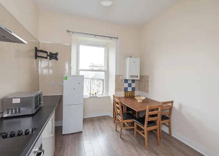 Contemporary 3 Bed City Centre - Ensuite Apartment *