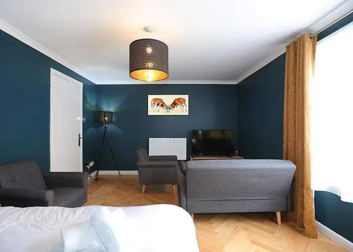 Spacious 4br Centre W/ Free Parking Apartment *