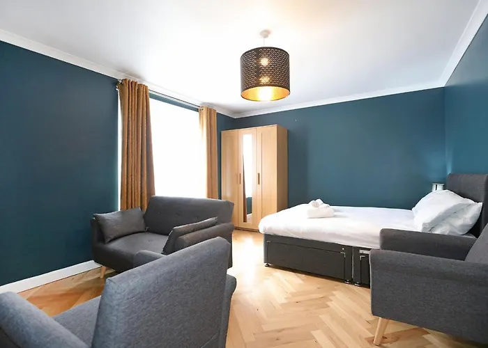 Apartment Spacious 4br Centre W/ Free Parking *