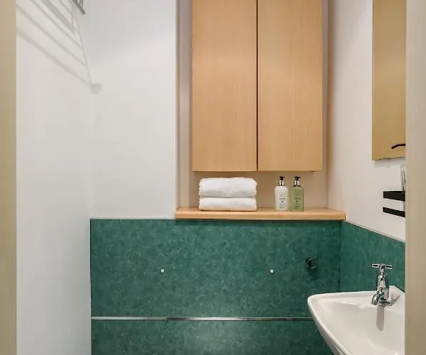 Vibrant Leith Flat דירה