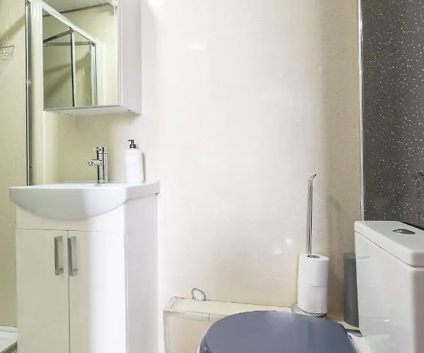 Contemporary 3 Bed City Centre - Ensuite Apartment