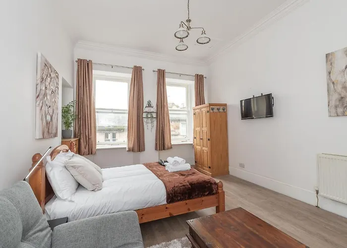 Contemporary 3 Bed City Centre - Ensuite Apartment