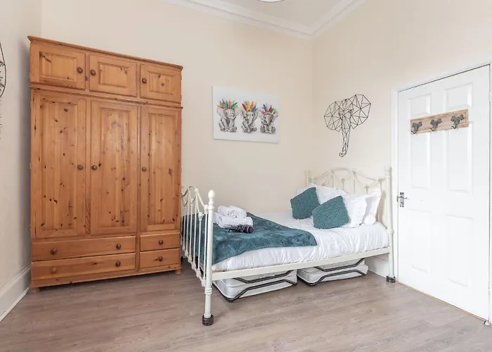 Contemporary 3 Bed City Centre - Ensuite Edinburgh