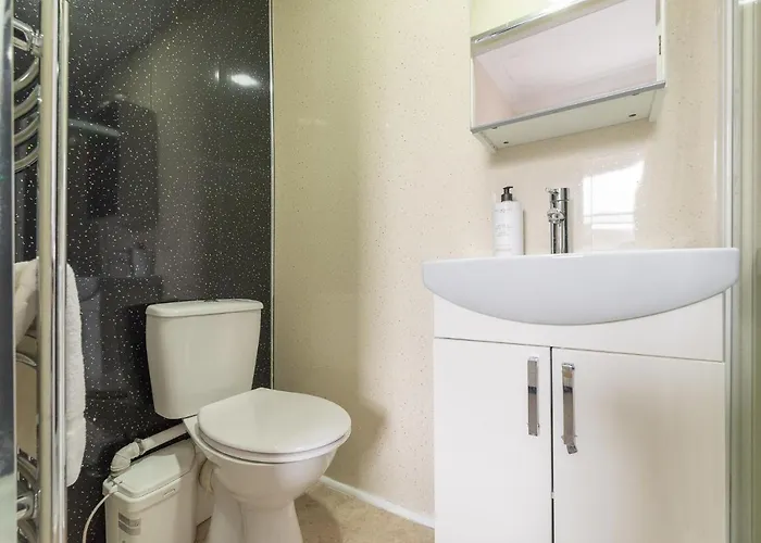 Contemporary 3 Bed City Centre - Ensuite Apartment *