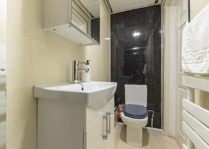 Contemporary 3 Bed City Centre - Ensuite Apartment Edinburgh