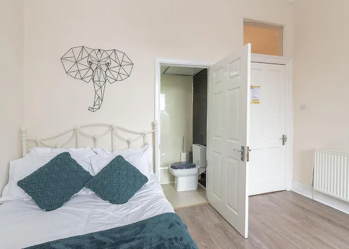 Contemporary 3 Bed City Centre - Ensuite Apartment *