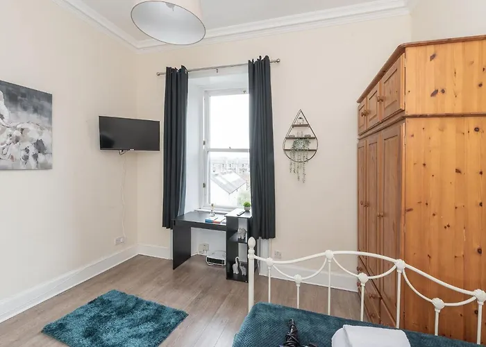 Contemporary 3 Bed City Centre - Ensuite Apartment Edinburgh