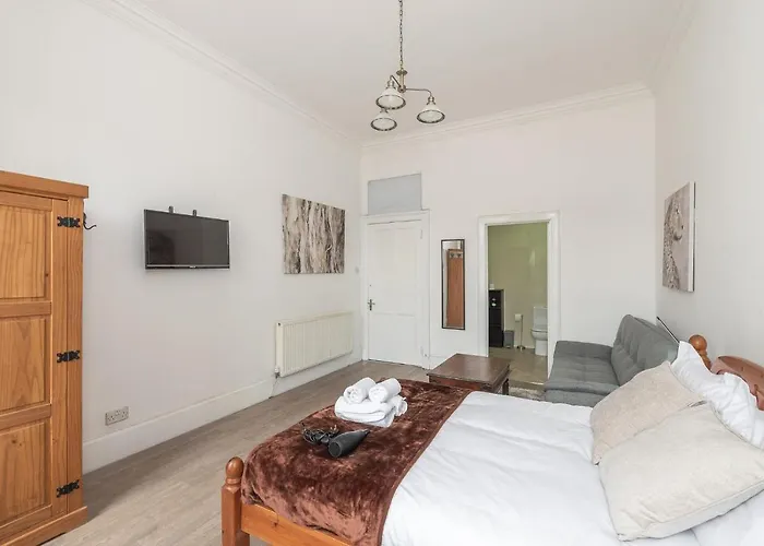 Contemporary 3 Bed City Centre - Ensuite Apartment