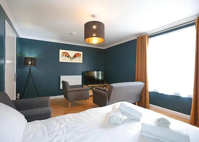 Spacious 4br Centre W/ Free Parking *