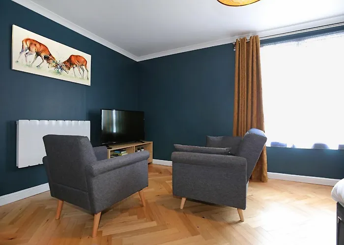Apartment Spacious 4br Centre W/ Free Parking *