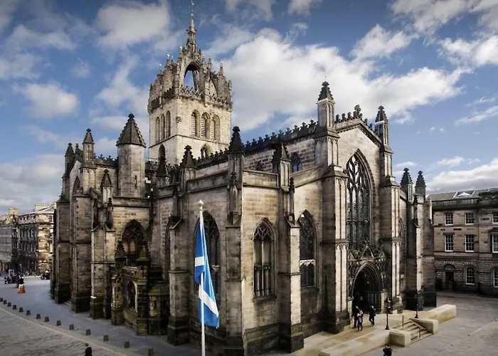 Joivy Affordable 3,4,5 And 12 Bed Private Flats Next To Royal Mile (adults Only) *