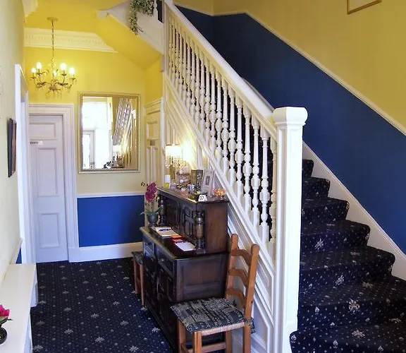 לינה וארוחת בוקר Ardleigh House 3*