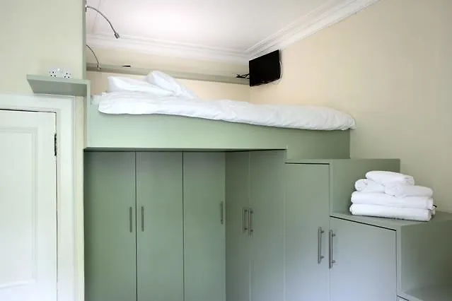 Chic & Bright Flat Near Holyrood Park Edinburgh