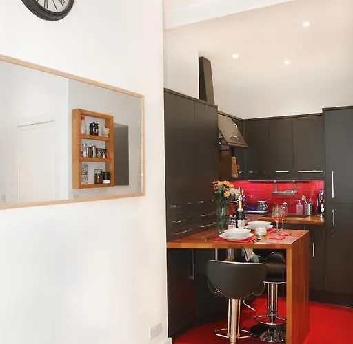 Chic & Bright Flat Near Holyrood Park Daire