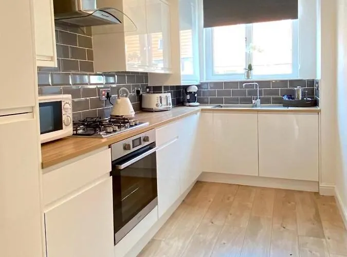 3 Bedroom - 2 Bathroom Townhouse In Corstorphine Near Murrayfield Stadium - Direct Bus To Centre In 20 Minutes - Two Private Parking Spaces - Private Sunny Garden - Recently Refurbished Edinburgh