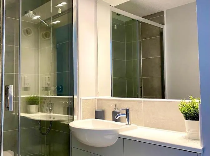 3 Bedroom - 2 Bathroom Townhouse In Corstorphine Near Murrayfield Stadium - Direct Bus To Centre In 20 Minutes - Two Private Parking Spaces - Private Sunny Garden - Recently Refurbished Edinburgh