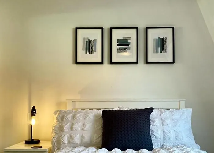 3 Bedroom - 2 Bathroom Townhouse In Corstorphine Near Murrayfield Stadium - Direct Bus To Centre In 20 Minutes - Two Private Parking Spaces - Private Sunny Garden - Recently Refurbished Feriehus *