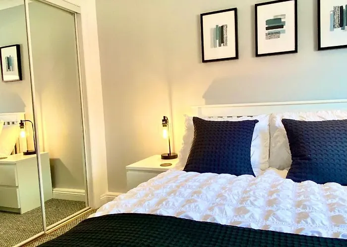 3 Bedroom - 2 Bathroom Townhouse In Corstorphine Near Murrayfield Stadium - Direct Bus To Centre In 20 Minutes - Two Private Parking Spaces - Private Sunny Garden - Recently Refurbished Feriehus Edinburgh
