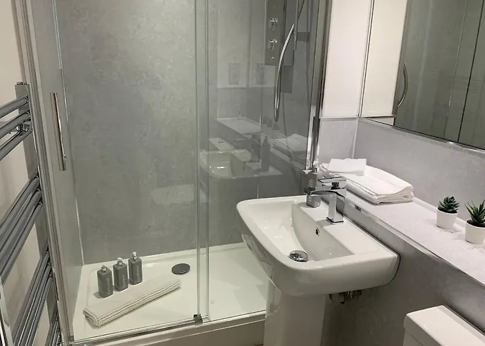 Feriehus 3 Bedroom - 2 Bathroom Townhouse In Corstorphine Near Murrayfield Stadium - Direct Bus To Centre In 20 Minutes - Two Private Parking Spaces - Private Sunny Garden - Recently Refurbished *