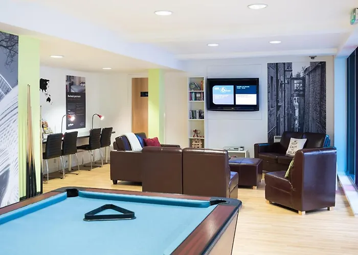 Διαμέρισμα For Students Only - Mcdonald Road In *