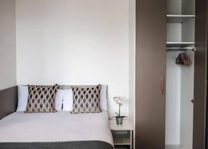 Διαμέρισμα For Students Only - Mcdonald Road In *