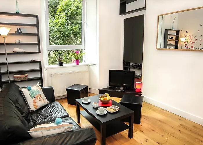 Chic & Bright Flat Near Holyrood Park Edinburgh