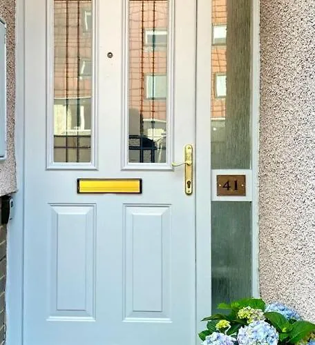 3 Bedroom - 2 Bathroom Townhouse In Corstorphine Near Murrayfield Stadium - Direct Bus To Centre In 20 Minutes - Two Private Parking Spaces - Private Sunny Garden - Recently Refurbished Feriehus Edinburgh