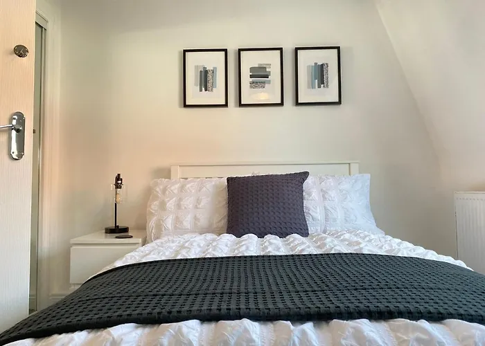 3 Bedroom - 2 Bathroom Townhouse In Corstorphine Near Murrayfield Stadium - Direct Bus To Centre In 20 Minutes - Two Private Parking Spaces - Private Sunny Garden - Recently Refurbished * Edinburgh