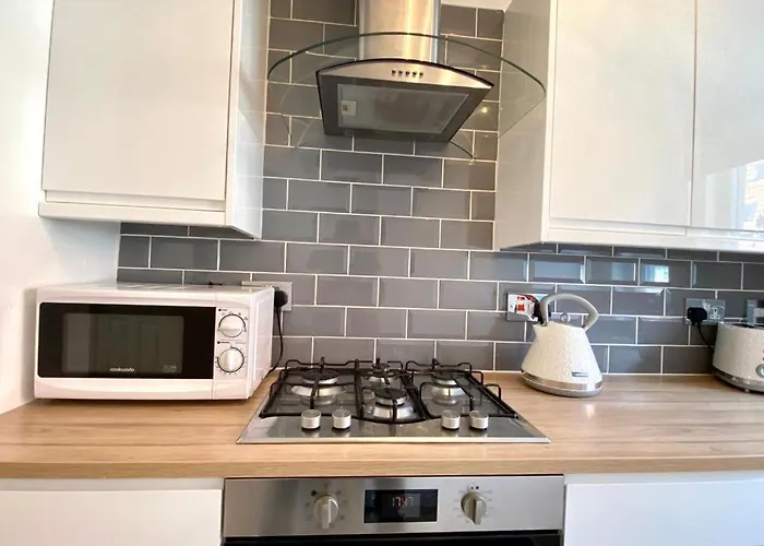 3 Bedroom - 2 Bathroom Townhouse In Corstorphine Near Murrayfield Stadium - Direct Bus To Centre In 20 Minutes - Two Private Parking Spaces - Private Sunny Garden - Recently Refurbished Edinburgh