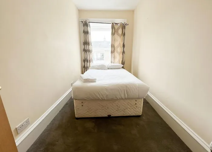 Convenient 3br Flat On Leith Walk Apartment