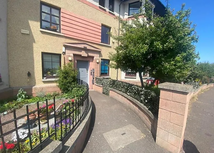 Steps Away From The Action דירה *