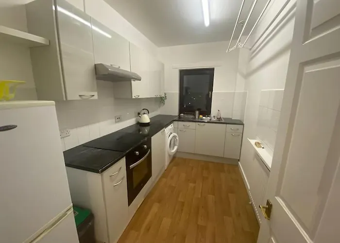 Steps Away From The Action אדינבורו