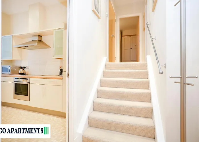 Large 2 Bed Centre - Free Parking *