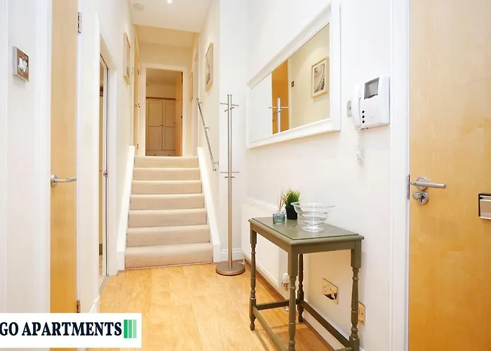 Large 2 Bed Centre - Free Parking *