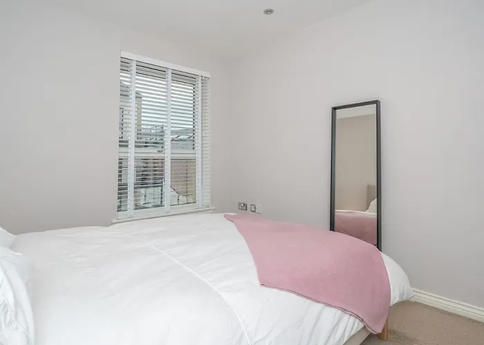Cosy Modern Flat - Pass The Keys Apartment