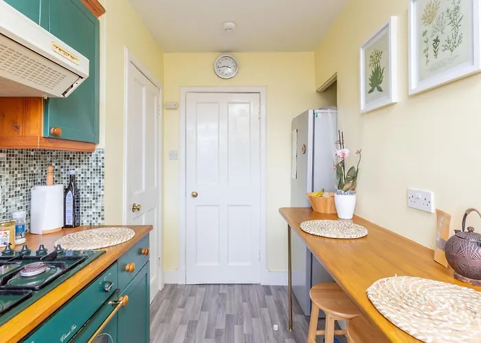 Bright & Spacious Double With Garden View- Close To Airport & Centre