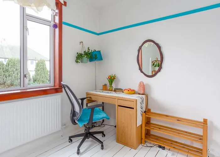 Alloggio in famiglia Bright & Spacious Double With Garden View- Close To Airport & Centre Edimburgo