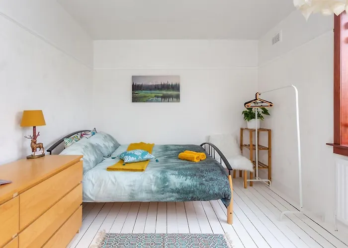 Bright & Spacious Double With Garden View- Close To Airport & Centre *