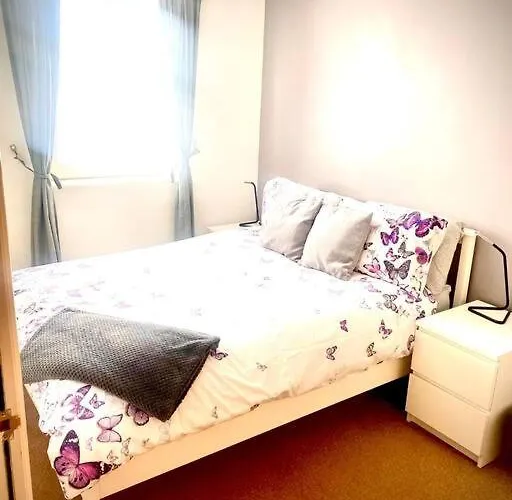 Bright Modern דירה