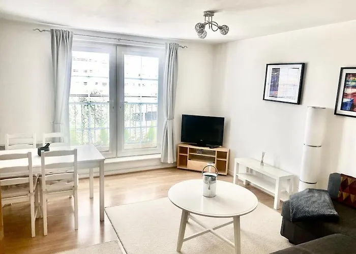 Bright Modern דירה *