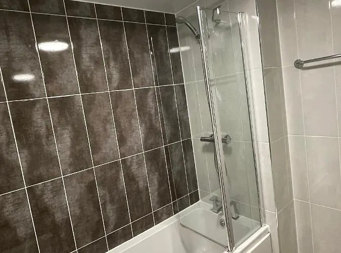 3 Bed House With Parking Near Airport * Edinburgh