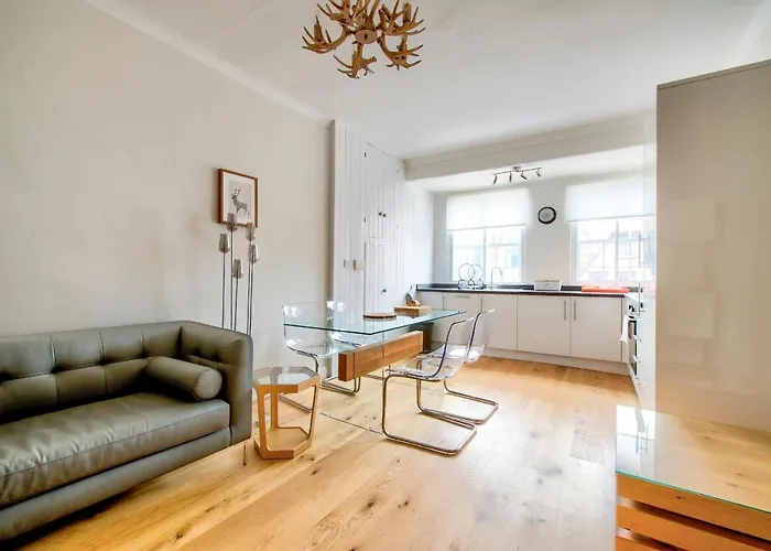 Modern Royal Mile 2 Bed Flat - Pass The Keys Edynburg