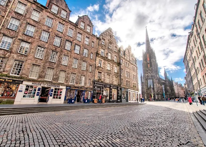 Modern Royal Mile 2 Bed Flat - Pass The Keys Apartament