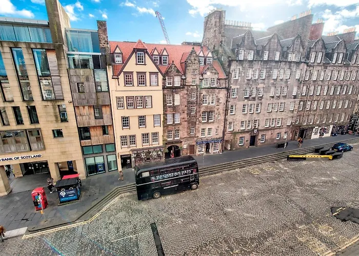 Modern Royal Mile 2 Bed Flat - Pass The Keys Apartament