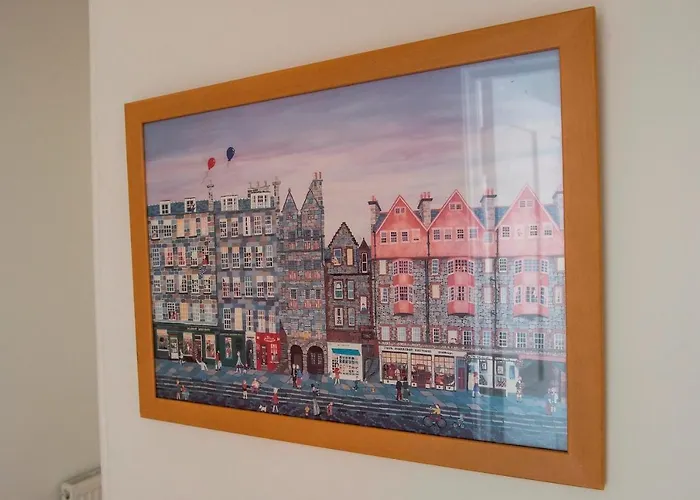 Modern Royal Mile 2 Bed Flat - Pass The Keys Edynburg