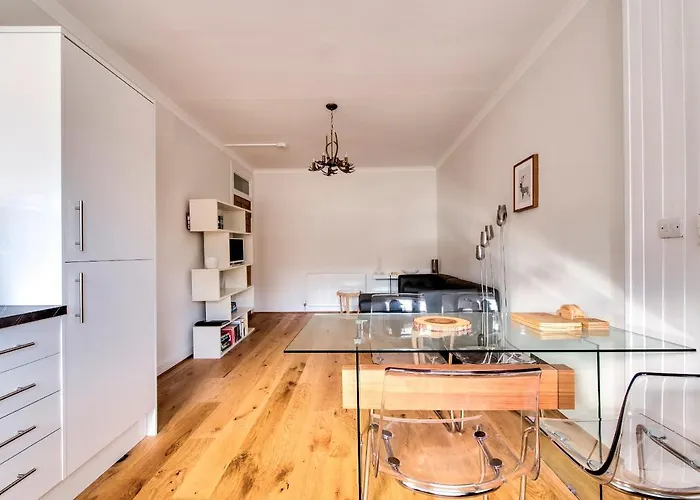 Modern Royal Mile 2 Bed Flat - Pass The Keys Apartament