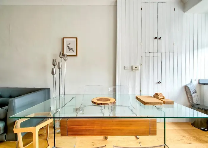 Modern Royal Mile 2 Bed Flat - Pass The Keys *