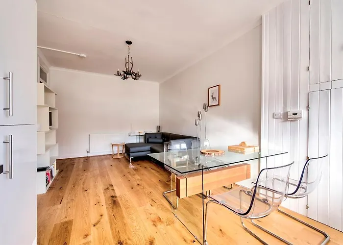 Modern Royal Mile 2 Bed Flat - Pass The Keys