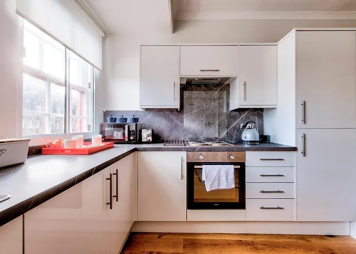Modern Royal Mile 2 Bed Flat - Pass The Keys