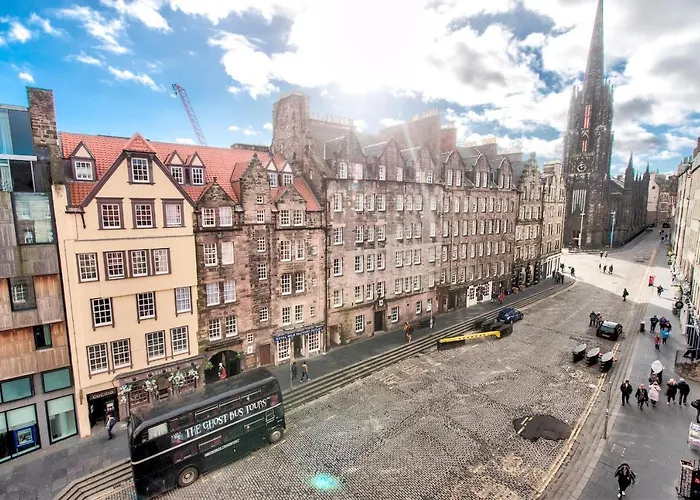 Modern Royal Mile 2 Bed Flat - Pass The Keys Edynburg